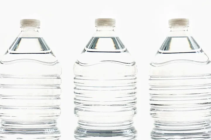 Logistyka dostaw wody do firm – jak działa system zamówień paletowych?