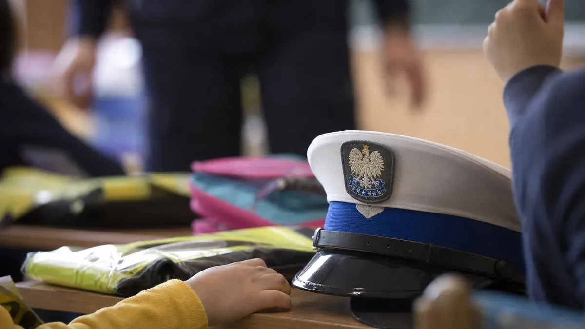 Jelenia Góra: policjanci weszli do szkoły. Uczniowie pytali o bezpieczeństwo