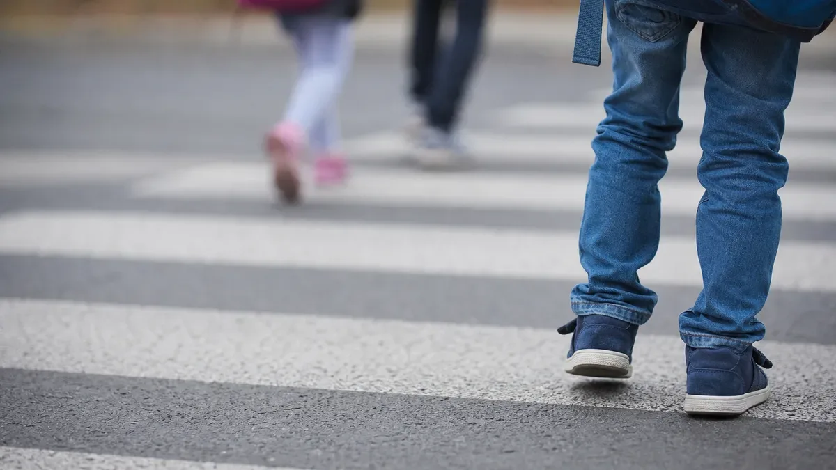 Dzieci ćwiczyły przejście przez jezdnię. Policjanci uczyli zasad
