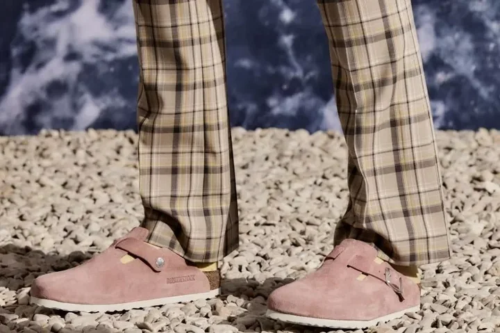 Zamszowe Birkenstock Boston w pastelowym odcieniu można łatwo włączyć do codziennych, miejskich stylizacji – od luźnych spodni po bardziej dopracowane zestawy.