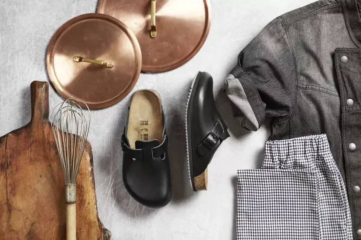 Birkenstock Boston dobrze wpisują się w rytm home office – między gotowaniem obiadu a kolejnym callem z klientem można szybko wsunąć je na stopę i wrócić do codziennych zajęć.