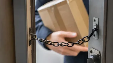 Pod pretekstem dostawy weszły do mieszkania seniorki. Zniknęło 50 tys. zł