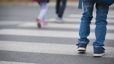 Dzieci ćwiczyły przejście przez jezdnię. Policjanci uczyli zasad