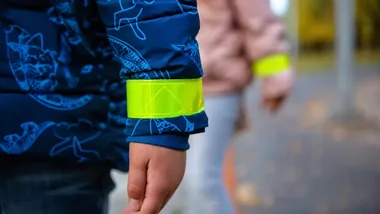 Odblaskowe kamizelki dla przedszkolaków. Strażnicy i policjanci uczyli bezpieczeństwa
