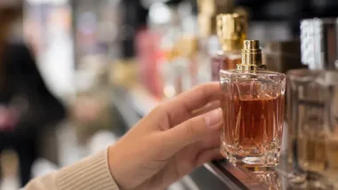 Perfumy, kosmetyki i jedzenie. 26-latek podejrzany o kradzieże za 7 tys. zł