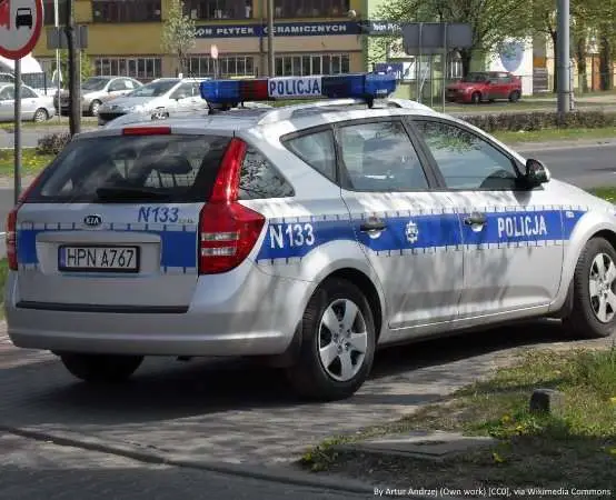 Policjantka z Kowar uczy dzieci bezpieczeństwa w drodze do szkoły w Jeleniej Górze