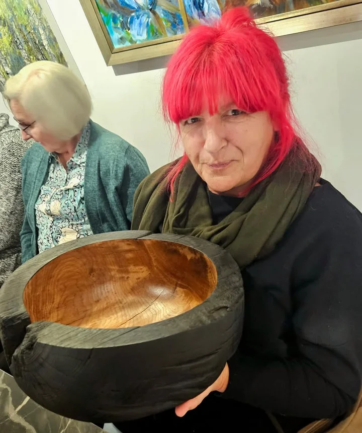 Grafika promocyjna wydarzenia Drewno. Scar&Wonder. Duo — rzeźbienie i toczenie starych kawałków drewna