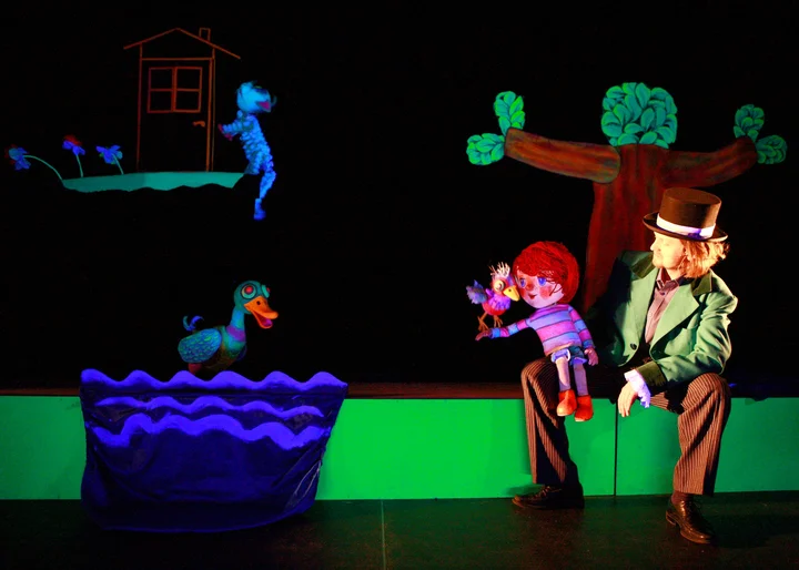 Grafika promocyjna wydarzenia FERIE Z TEATREM! „Piotruś i wilk” — spektakl czarnego teatru w Jeleniej Górze