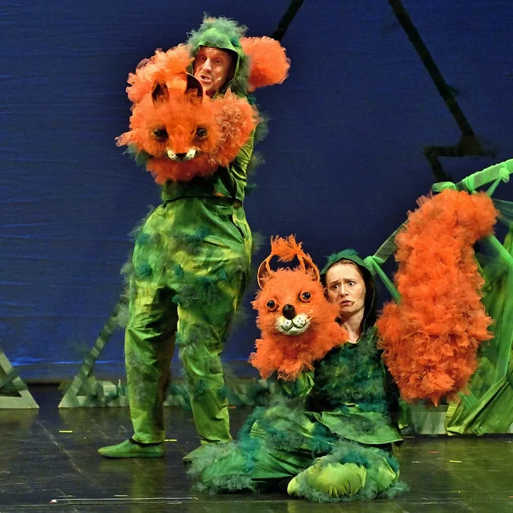 Grafika promocyjna wydarzenia OBCY W LESIE — rodzinne przedstawienie o inności i empatii