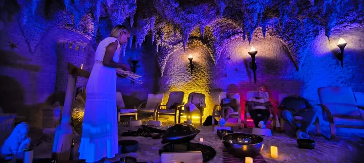 Grafika promocyjna wydarzenia Zanurzenie w harmonii — koncert mis, gongu i harfy kryształowej w Jaskini Solno‑Jodowej Galos