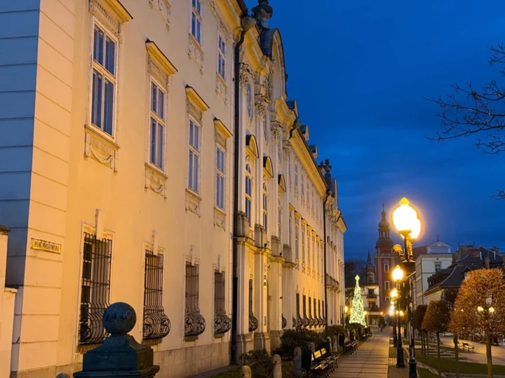 Grafika promocyjna wydarzenia Zimowy spacer po Cieplicach — wieczorna trasa po uzdrowisku