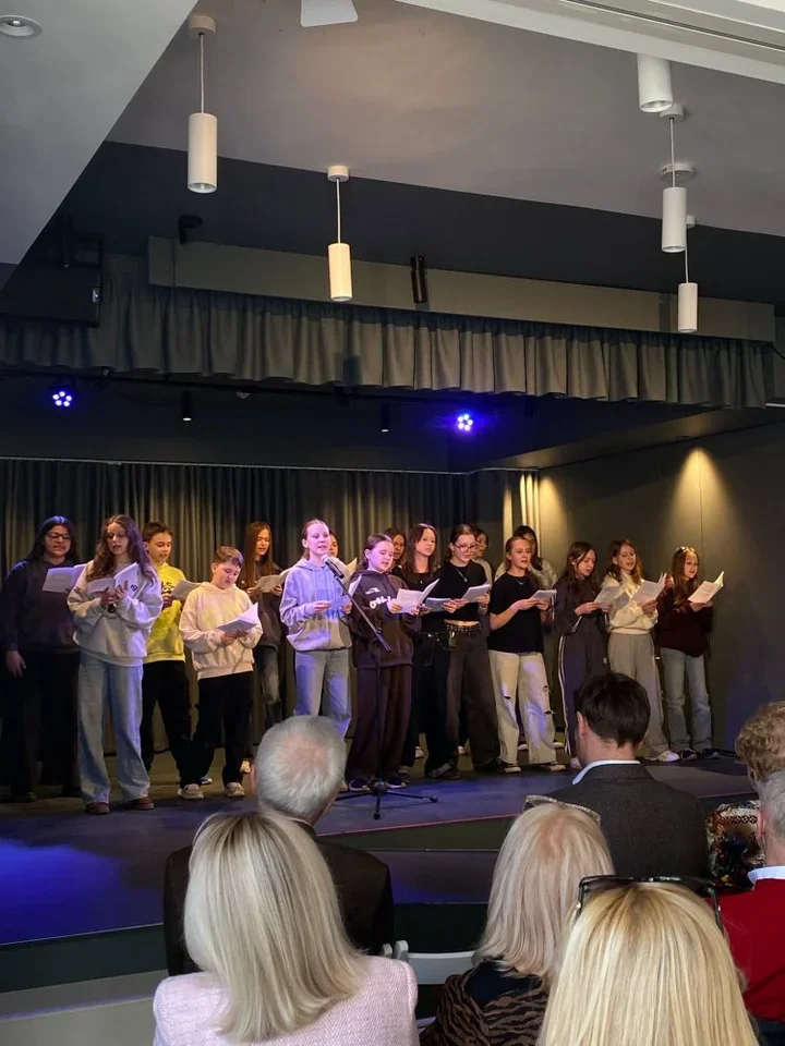 Weekend pełen uśmiechów i wspomnień – Dzień Kobiet obchodzony przy muzyce i wdzięczności