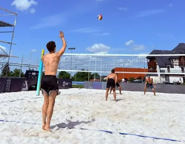 Górskie tło i światowa siatkówka plażowa. Karpacz szykuje wielkie granie