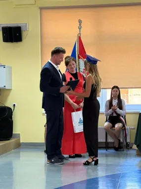 W Karpaczu padły ostatnie szkolne gratulacje. Dziewięcioro uczniów z wyróżnieniem