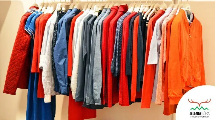 Stare ubrania mogą dostać drugie życie w kilku punktach Jeleniej Góry