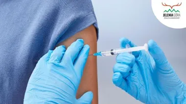 Seniorzy w Jeleniej Górze mogą zaszczepić się za darmo przeciw grypie