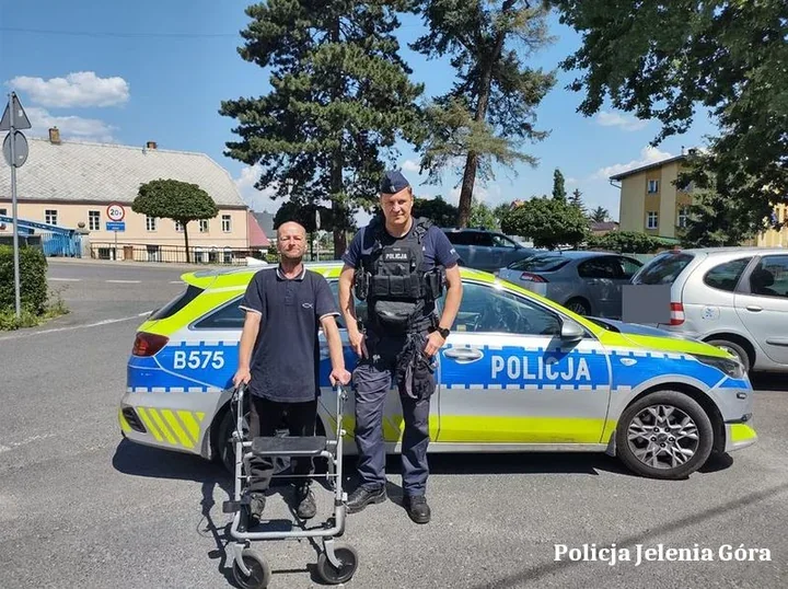 Dzielnicowy z Jeleniej Góry zorganizował pomoc. Chodzik ułatwi codzienne życie