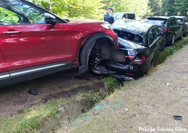 Ford uszkodził pięć samochodów, a kierowca Volvo uciekał przed kontrolą
