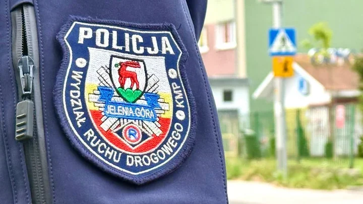 Deszcz ogranicza widoczność w Jeleniej Górze. Policja ostrzega kierowców