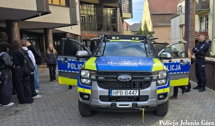 Broń, radiowóz i służba od kuchni. Młodzi poznali policję w Jeleniej Górze