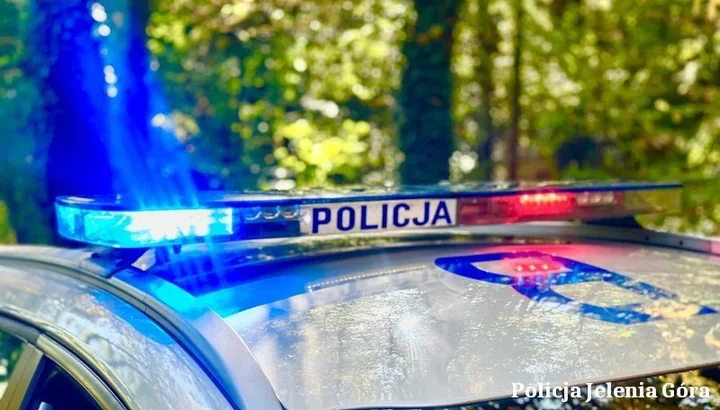 Mokre liście i szybki zmrok zwiększają ryzyko na drogach. Policja ostrzega