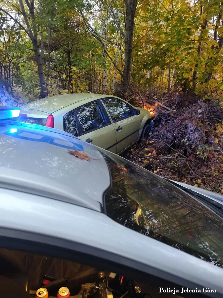 Uciekał przed policją chodnikiem. Miał dwa sądowe zakazy i narkotyki