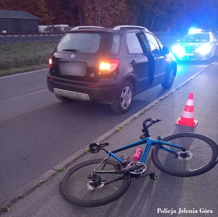 Po wyprzedzeniu gwałtownie zahamował. Rowerzystka trafiła do szpitala