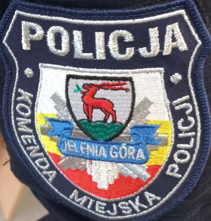 Senior stracił 10 tys. zł - fałszywy "policjant" wmówił mu tajną akcję w Jeleniej Górze