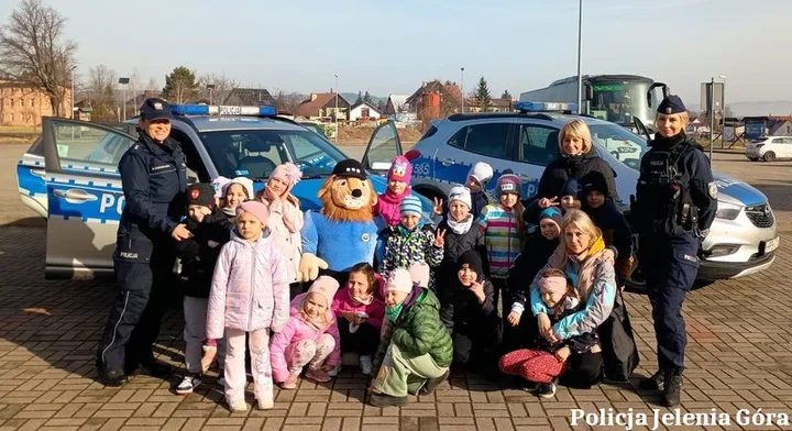 Sekundy od tragedii - policja uczyła dzieci reagować w Jeleniej Górze