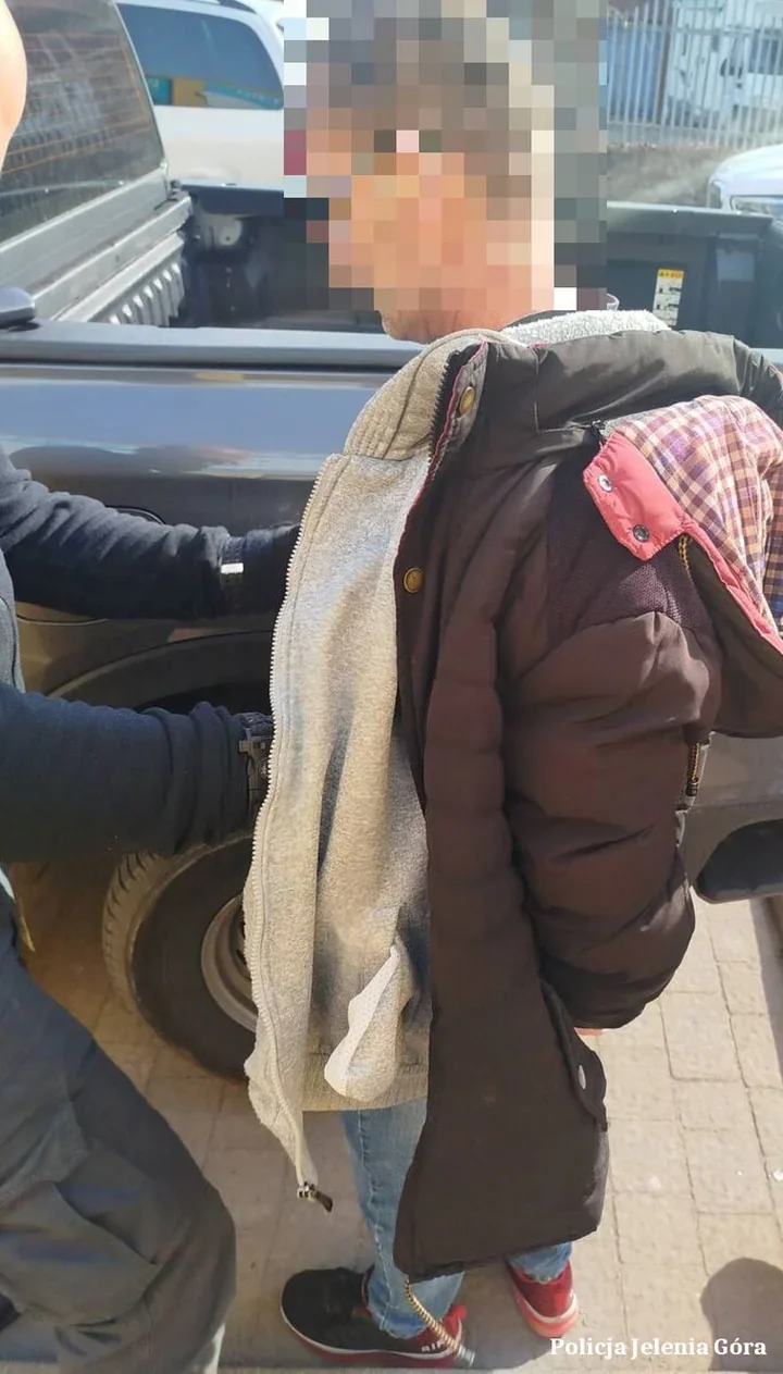 Na jeleniogórskim Zabobrzu zbiórka odzieży okazała się pułapką - seniorka straciła 20 tysięcy