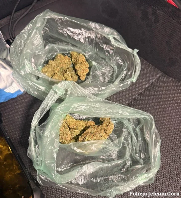 Nerwowy manewr na Jana Pawła II - policjanci znaleźli narkotyki w aucie