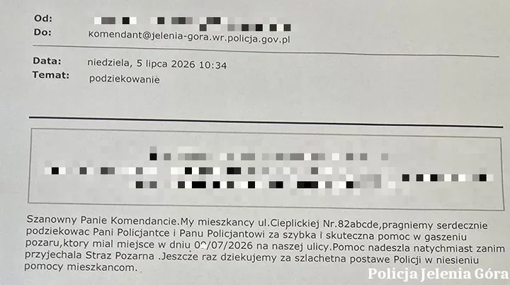 Jeleniogórska drogówka gasiła pożar, zanim dotarła straż