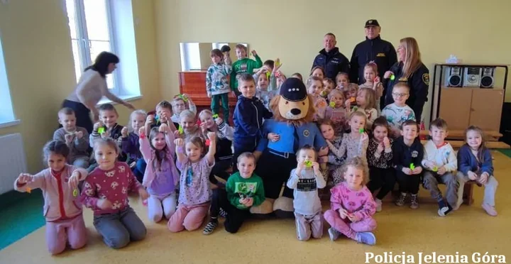 Przedszkolaki w Karpaczu spotkały policjanta - lekcja, która może uratować życie