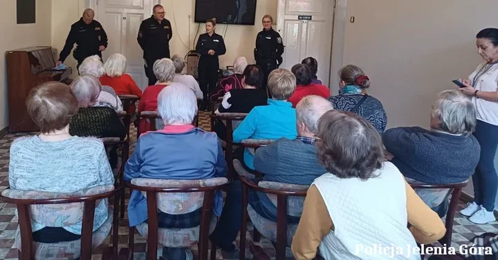 Policyjne lekcje dla seniorów - jak rozpoznać oszustów i nie dać się naciąć