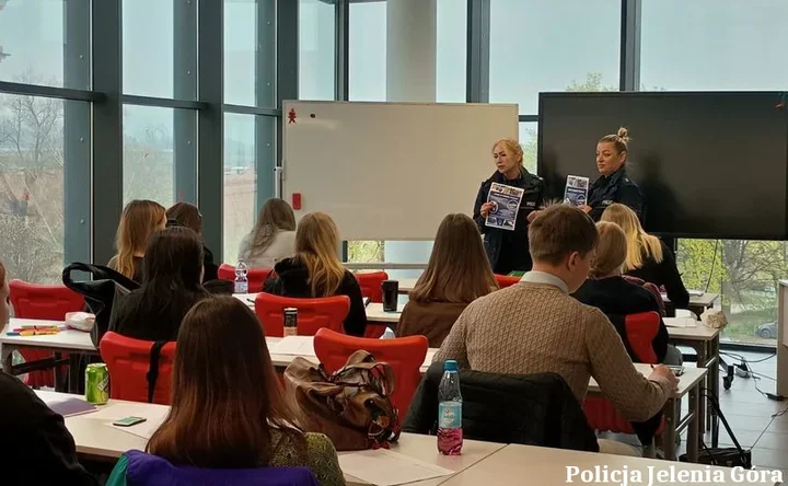 Na lekcji w Jeleniej Górze policjantki odsłoniły kulisy rekrutacji