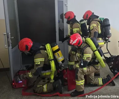 Ewakuacja w komendzie Policji w Jeleniej Górze. Sprawdzili każdy pokój