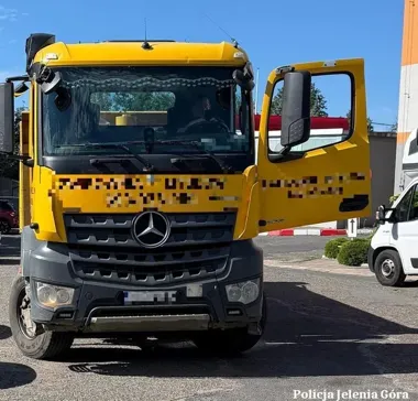 Ciężarówka z pękniętymi tarczami hamulcowymi zatrzymana w Jeleniej Górze