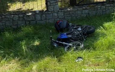 Motocyklista uderzył w Forda i betonowe ogrodzenie na DK5