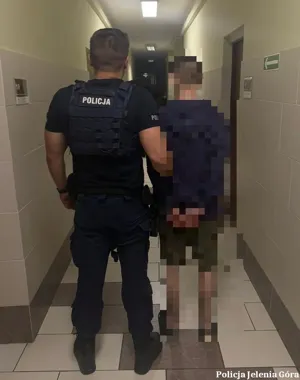 Rozbita butelka przy szyi, potem atak na policjantów. 37-latek w areszcie