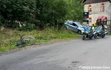 Zjazd zakończył się zderzeniem w Sosnówce. Rowerzysta został ranny