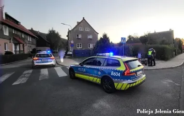 Zderzenie Peugeota z hulajnogą w Kowarach. Jedno auto, drugie mogło jechać 80 km/h
