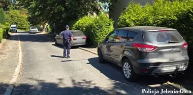 Kowary: samochody blokowały chodnik. Policja ukarała kierowców