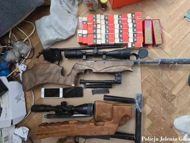 Blisko 1,5 kg narkotyków i nielegalna broń w mieszkaniu 51-latka