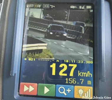 127 km/h w Jeleniej Górze. 20-latek wrócił z wakacji bez prawa jazdy