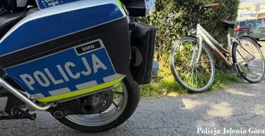 Słońce oślepiło kierowcę, a inny prowadził mimo zakazu. Trudny dzień na drogach Jeleniej Góry