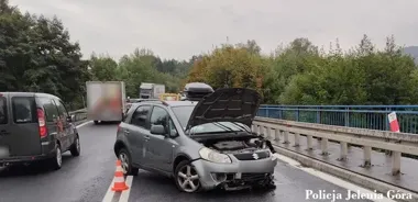 30-latka straciła panowanie nad Seatem. Samochód uderzył w trzy bariery