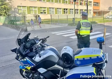 Przed szkołami w Jeleniej Górze trwa kontrola. Policja sprawdza przejścia
