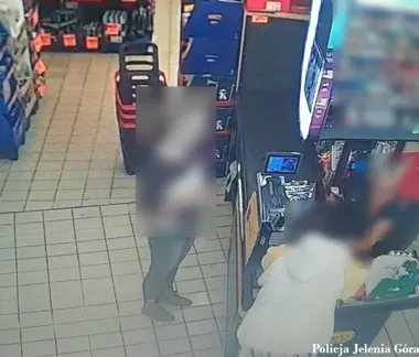Portfel został przy kasie, a kobieta następnego dnia trafiła w ręce policjantów