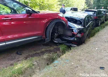 Ford uszkodził pięć samochodów, a kierowca Volvo uciekał przed kontrolą