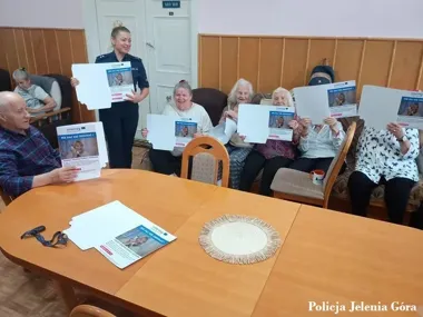 Seniorzy w Jeleniej Górze poznali metody oszustów i zasady bezpieczeństwa